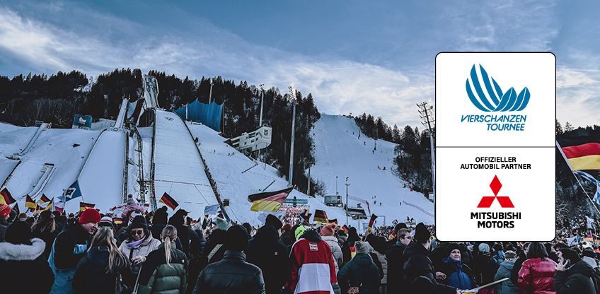 Mitsubishi ist Mobilitätspartner der Vierschanzentournee. Ein Skispringer mit daneben abgebildetem Logo von der Vierschanzentournee und Mitsubishi.