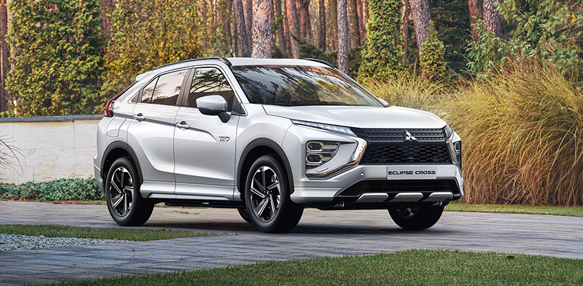 Abbildung des Mitsubishi Eclipse Cross Plug-in Hybrid im Grünen
