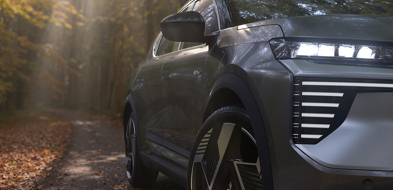 Design Detailansicht der rechten Lichtanlage und Reifen mit Felgen des Eclipse Cross in forstlicher Gegend
