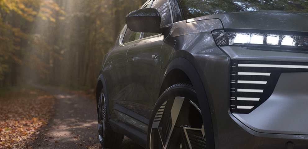 Design Detailansicht der rechten Lichtanlage und Reifen mit Felgen des Eclipse Cross in forstlicher Gegend