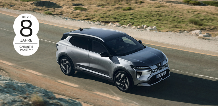 Bis zu 8 Jahre Garantiepaket*** Fahrender Eclipse Cross auf ländlicher Straße