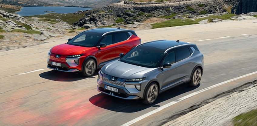 Infotainment Zwei nebeneinander fahrende Eclipse Cross auf ländlicher Straße