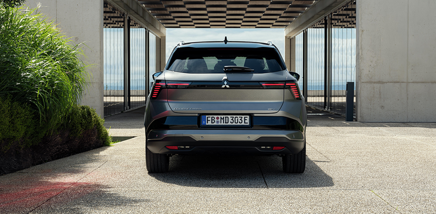 Sicherheit Heckansicht des Eclipse Cross vor modernem Gebäude