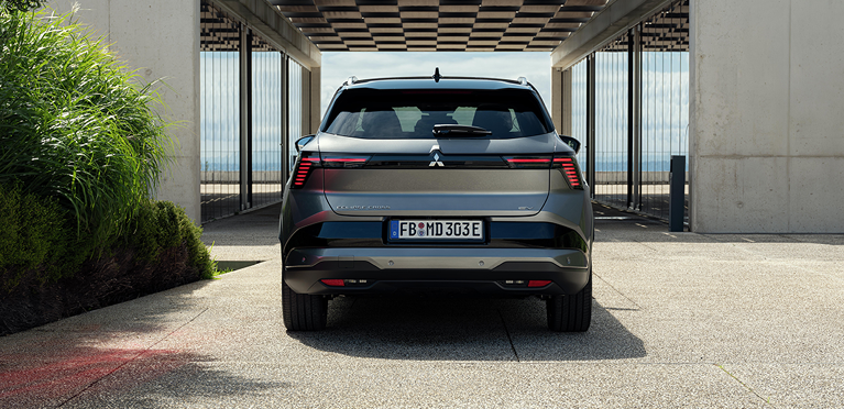 Sicherheit Heckansicht des Eclipse Cross vor modernem Gebäude