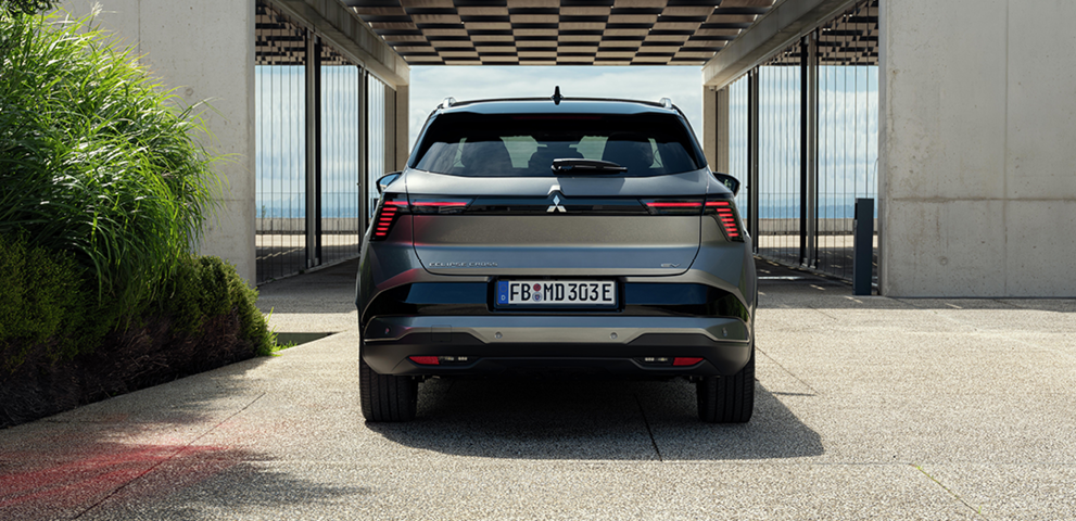 Sicherheit Heckansicht des Eclipse Cross vor modernem Gebäude