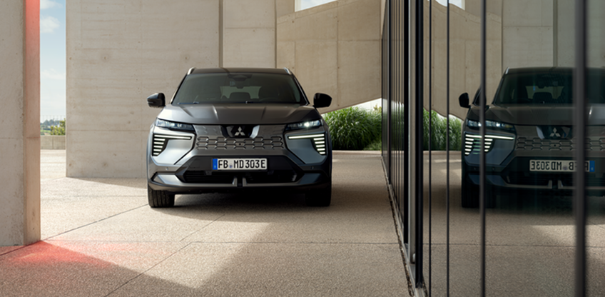 Technik Frontalansicht des Eclipse Cross vor modernem Gebäude