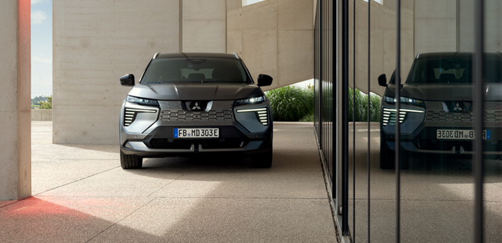 Technik Frontalansicht des Eclipse Cross vor modernem Gebäude