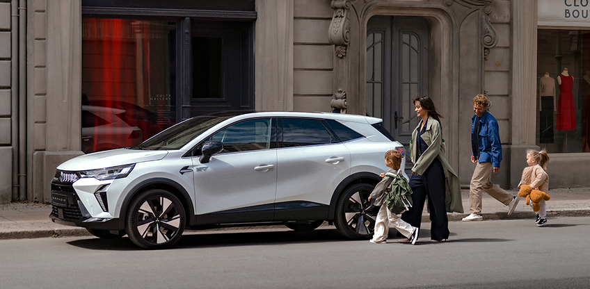 Der neue Grandis. Freund der Familie. Eine vierköpfige Familie läuft auf den am Straßenrand geparkten Grandis zu.