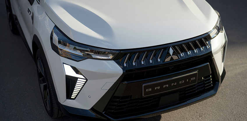 Kompakt-SUV mit Hybrid-Antrieb Detailansicht von Motorhaube, Lichtanlage und Kühlergrill des neuen Grandis.