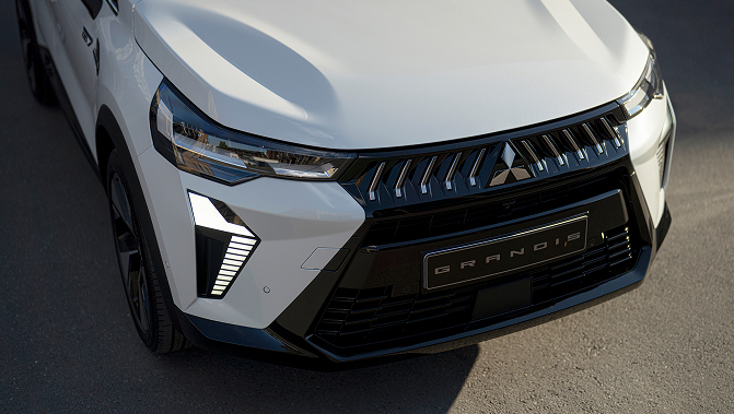 Kompakt-SUV mit Hybrid-Antrieb Detailansicht von Motorhaube, Lichtanlage und Kühlergrill des neuen Grandis.