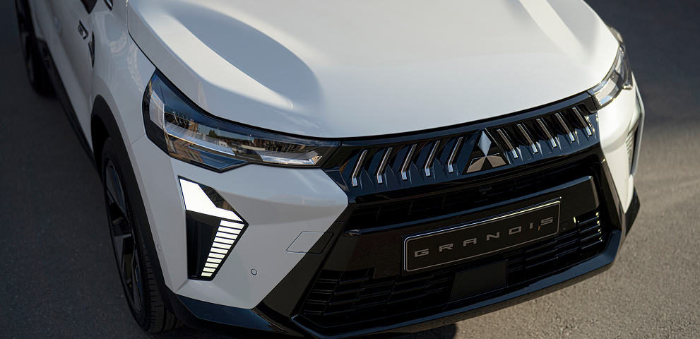 Kompakt-SUV mit Hybrid-Antrieb Detailansicht von Motorhaube, Lichtanlage und Kühlergrill des neuen Grandis.