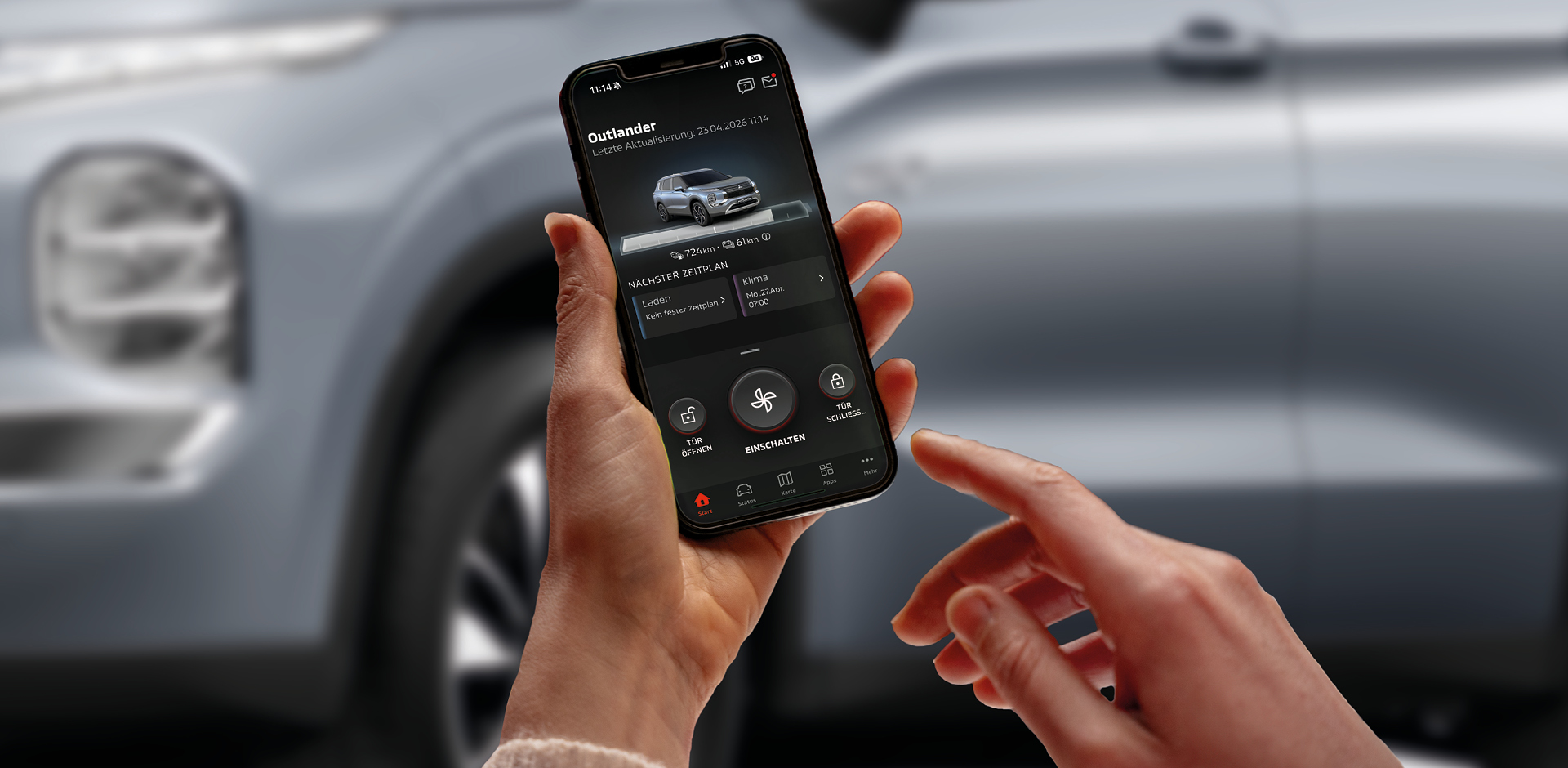 Eine Person h&auml;lt ein Smartphone in der Hand. Auf dem Display ist eine Fahrzeug-App zu sehen, die Informationen wie Reichweite, Ladeplan und Klimasteuerung des Fahrzeugs anzeigt. 