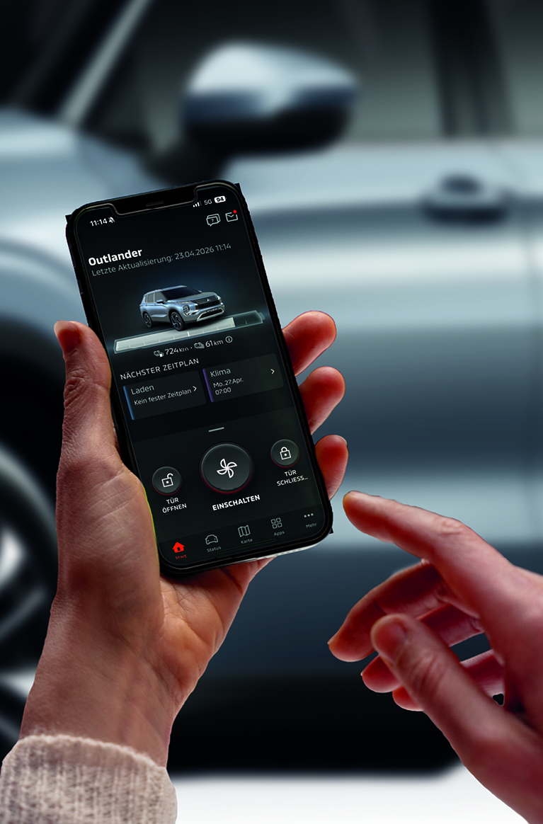 Eine Person h&auml;lt ein Smartphone in der Hand. Auf dem Display ist eine Fahrzeug-App zu sehen, die Informationen wie Reichweite, Ladeplan und Klimasteuerung des Fahrzeugs anzeigt. 