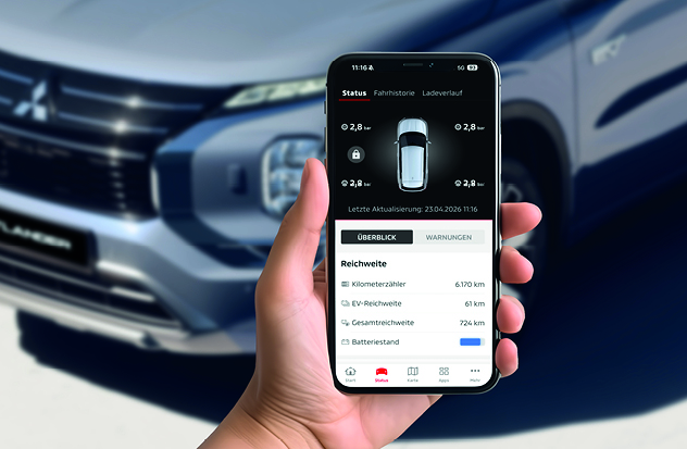 Eine Hand h&auml;lt ein Smartphone vor einem Fahrzeug. Auf dem Display ist ein Men&uuml; der MITSUBISHI MOTORS App zu sehen, das verschiedene Fahrzeuginformationen und Einstellungen wie Fahrerverwaltung, Abonnements und Software Updates auflistet.